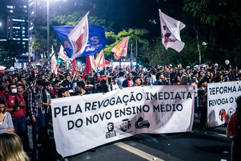 Profissionais da educação fazem greve nacional de 24 horas