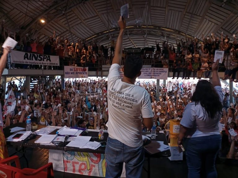 Em assembleia lotada, educadores do RJ aprovam continuidade da greve