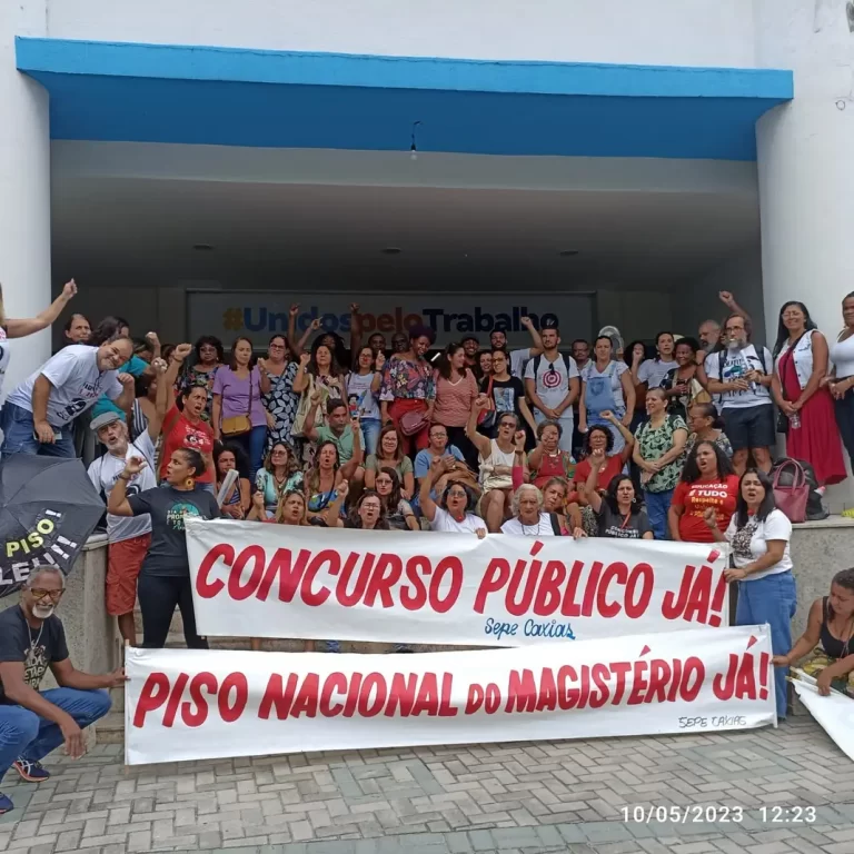 Professores de Duque de Caxias ocupam prefeitura exigindo reajuste dos salários