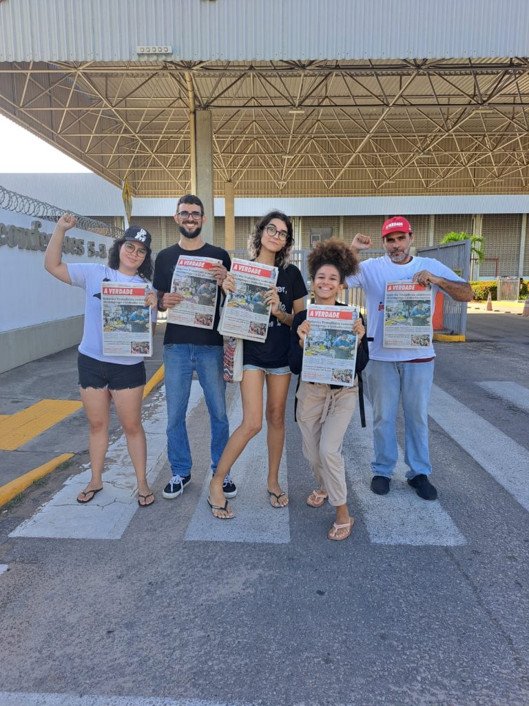 Unidade Popular faz brigada do jornal A Verdade na fábrica Guararapes em Natal/RN