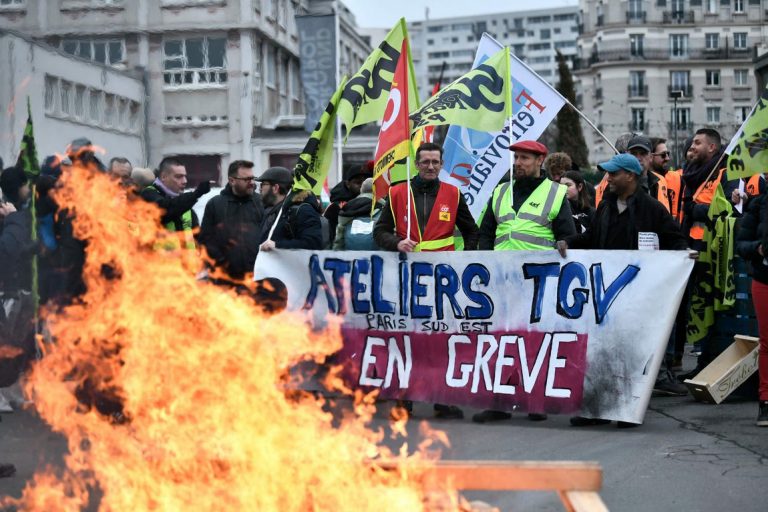 Trabalhadores lutam pela revogação da Reforma da Previdência na França
