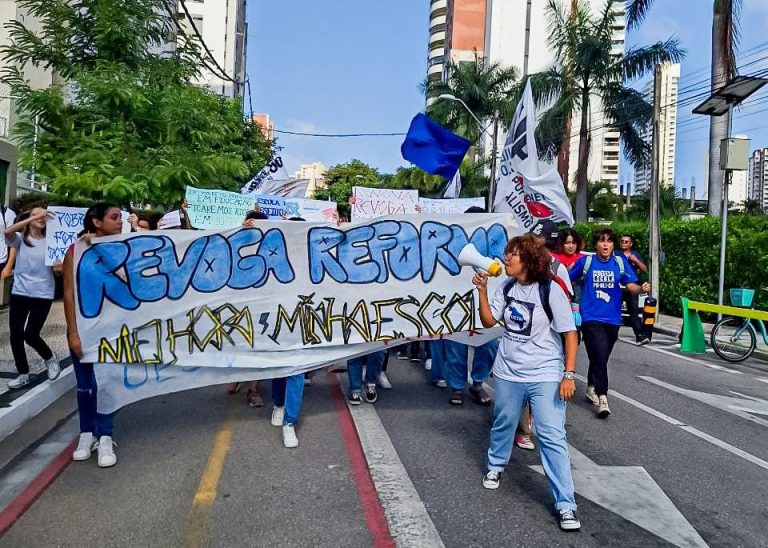 Mais de 200 estudantes em Fortaleza vão às ruas pela reforma de suas escolas