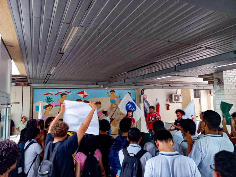 Estudantes do RN ocupam a Secretaria De Educação demandando a merenda escolar