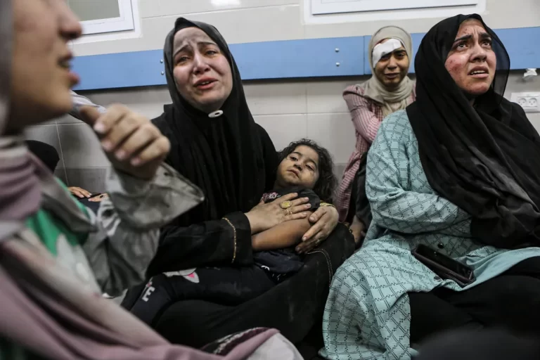 Bombardeio cruel israelense assassina ao menos 500 pessoas em hospital de Gaza