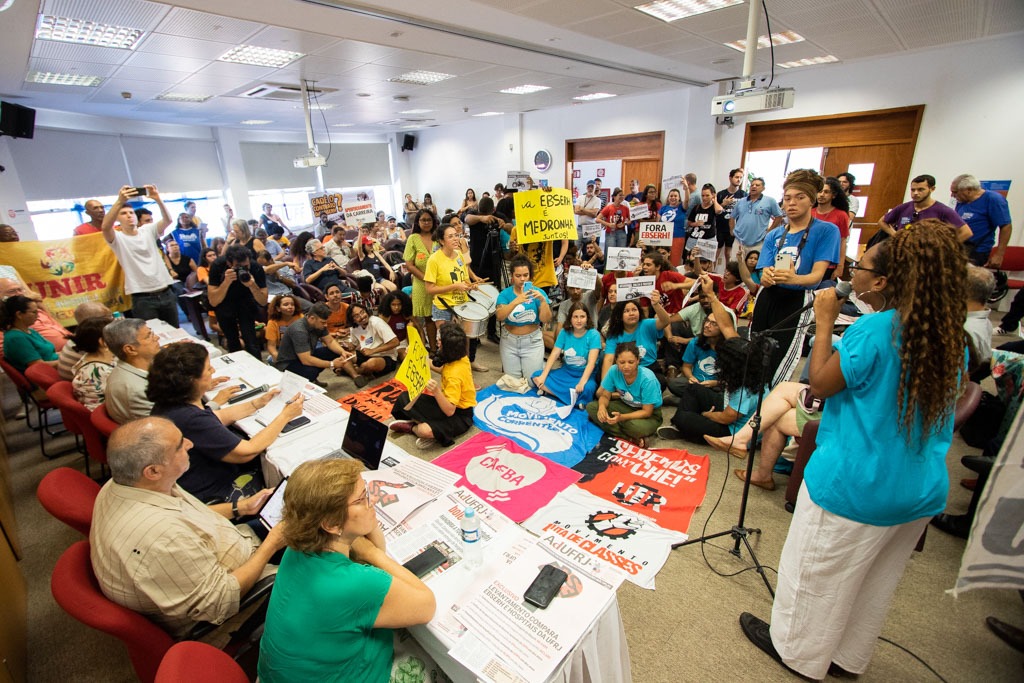 Estudantes e trabalhadores se manifestam durante Conselho Universitário para barrar a privatização. Foto: Redação RJ