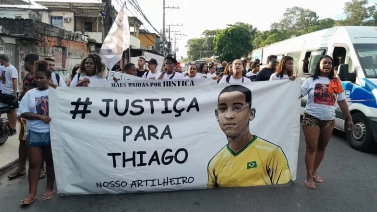 PM fascista reprime ato de justiça por Thiago