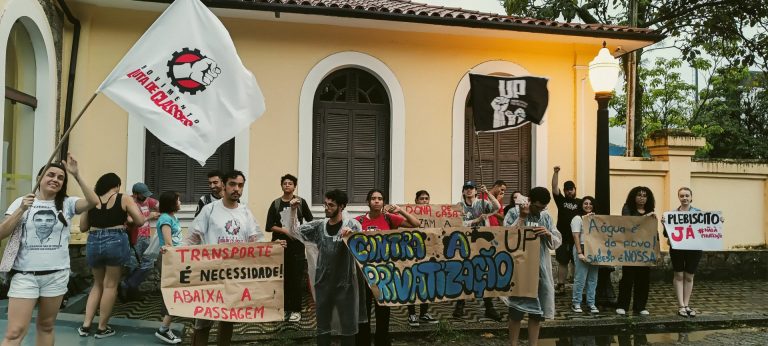 Manifestantes fazem ato na Baixada Santista contra privatizações e aumento da passagem