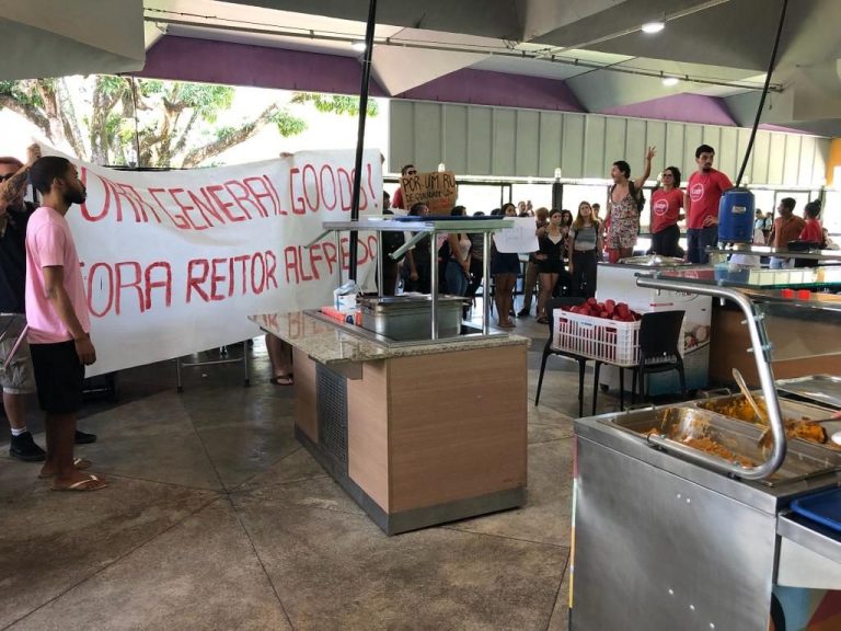 Mais de 20 trabalhadores são demitidos sem justificativa no restaurante da UFPE