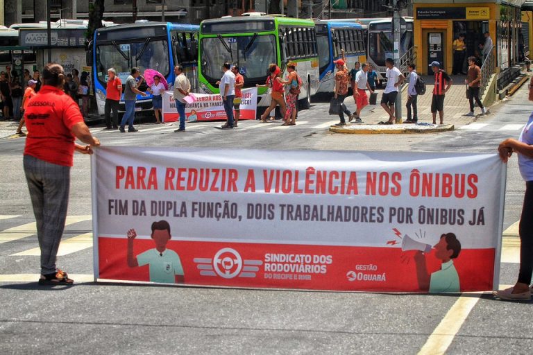 Rodoviários realizam protesto no Centro do Recife contra casos de violência no trabalho