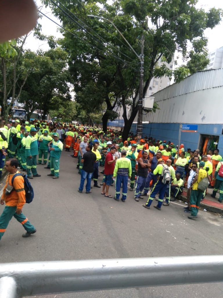 Trabalhadores da limpeza entram em greve por salário digno no ES