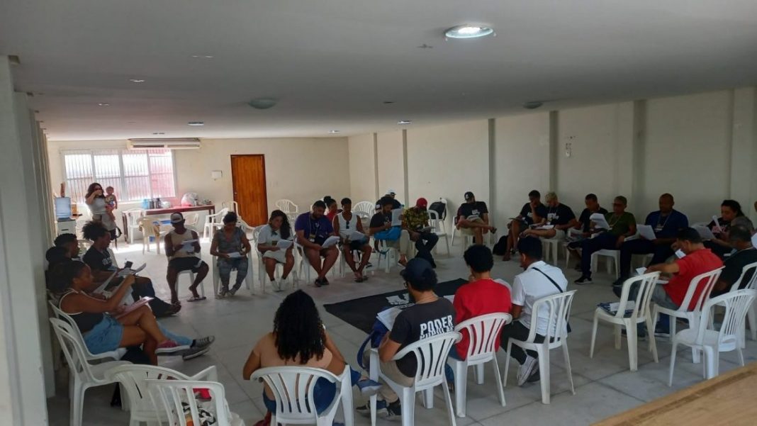 Militantes da Unidade Popular debatendo no Encontro de Negras e Negros de Pernambuco.