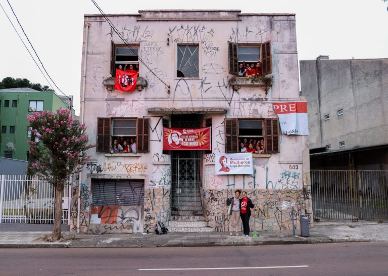 Mulheres ocupam casa abandonada no Centro de Curitiba para criar Centro de Referência