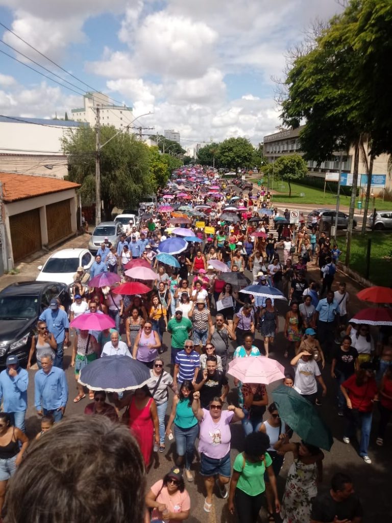 Servidores de Uberlândia aprovam greve por reajuste salarial digno
