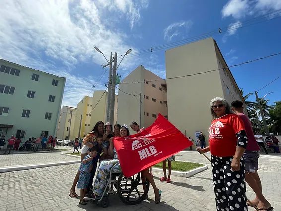 Entrega do habitacional Mulheres de Tejucupapo, no bairro da Iputinga, em Recife. Na foto, militantes do MLB.
