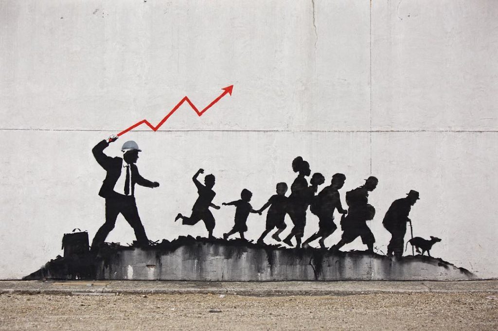 Representação da inflação por conta da taxa de juros. A foto é um desenho de uma pessoa de terno, segurando um gráfico vermelho, em frente, um grupo de pessoas correndo da pessoa de terno.