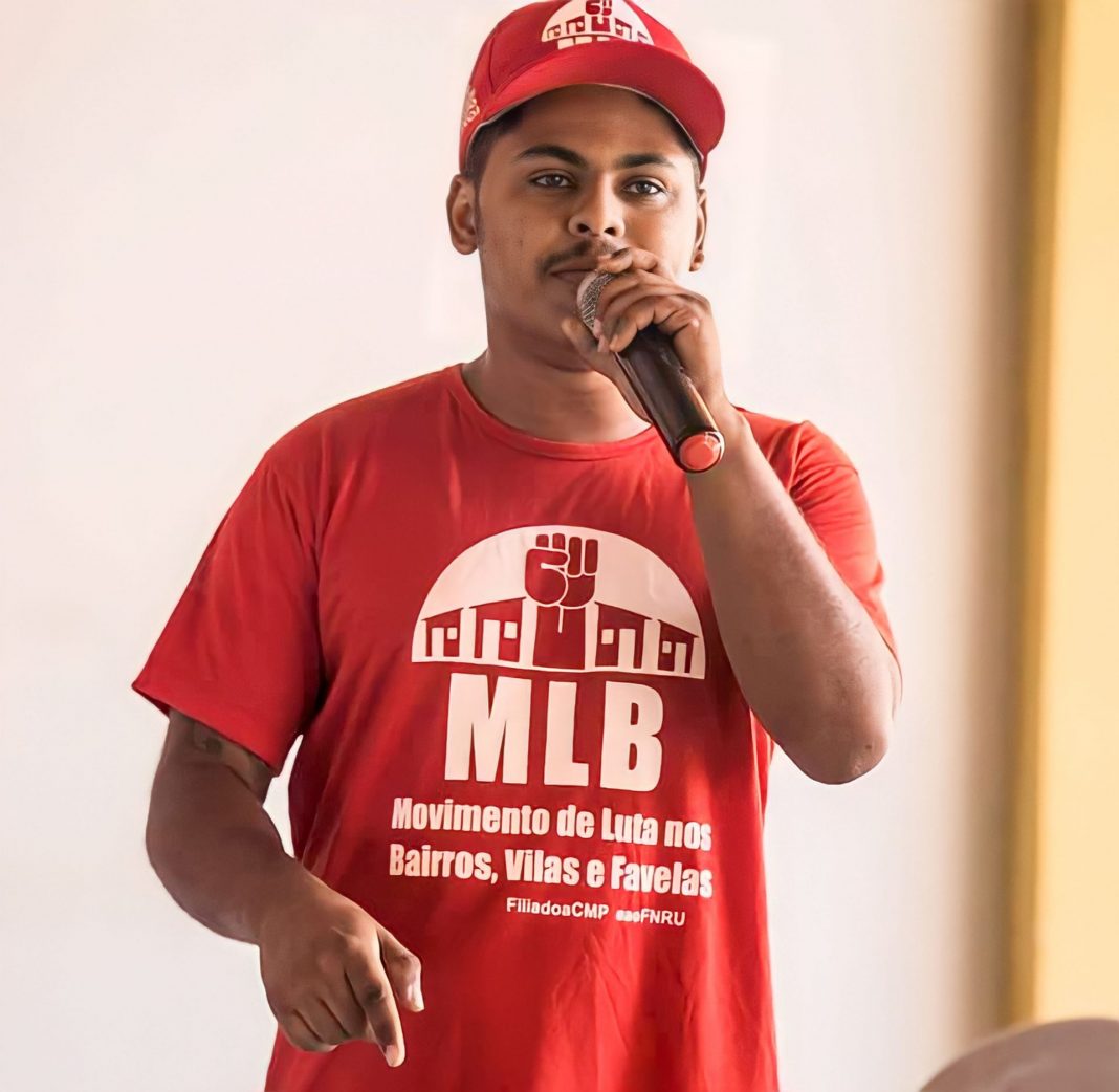 Edinho Vieira, militante do MLB. Utilizando uma camisa e um boné vermelhos do MLB.