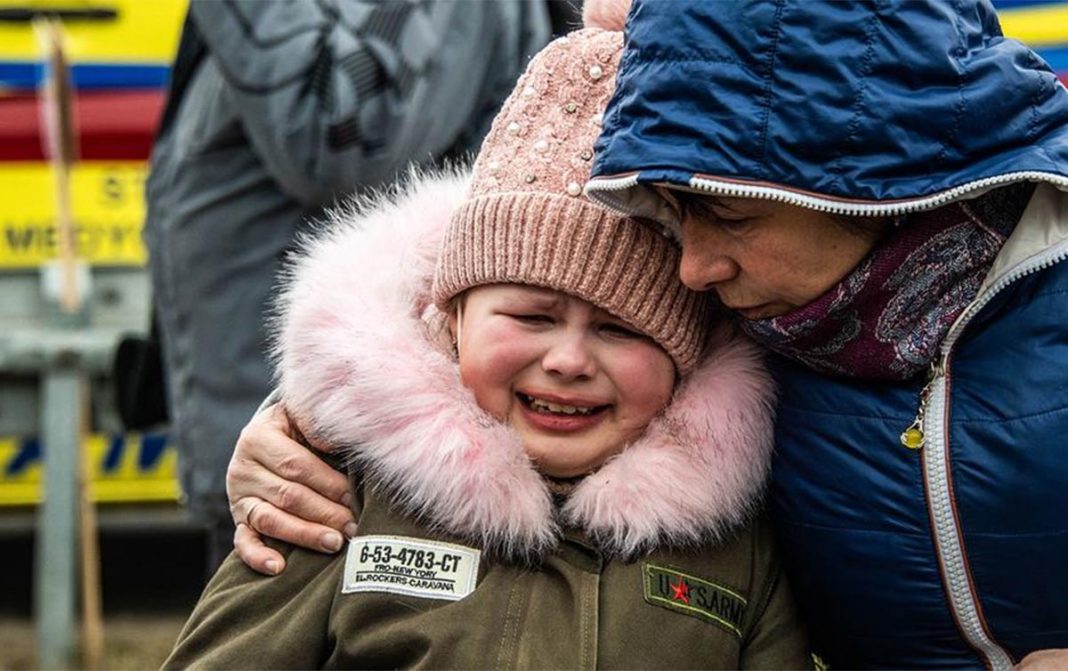 Criança ucraniana sofrendo com a guerra.