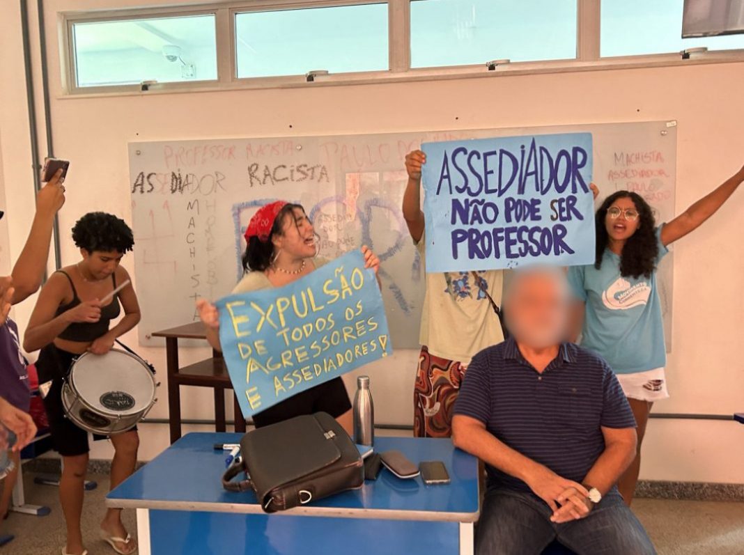 Estudantes da escola de teatro da UFBA protestando contra professor assediador.