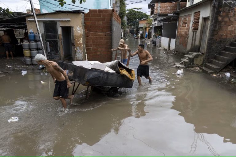 Chuvas causam morte e sofrimento para os moradores de favela