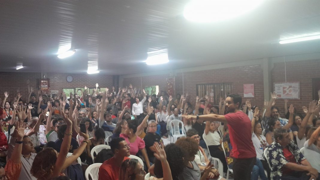 Assembleia na UFRPE que declarou mais uma greve da educação em Pernambuco.