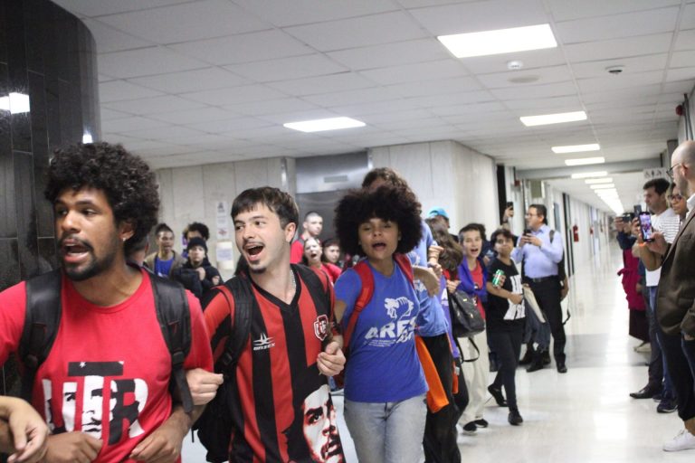 Governo de SP prende estudantes que protestavam na ALESP contra as escolas cívico-militares