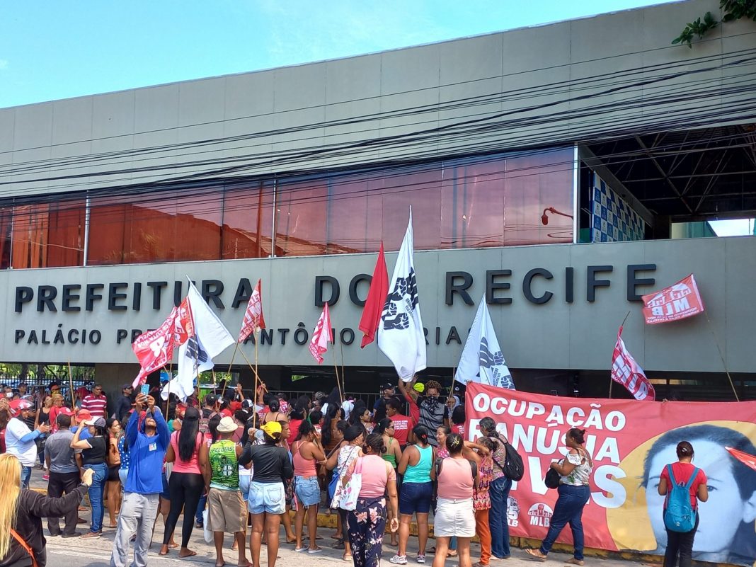 Famílias da Ocupação Ranúsia Alves fazem ocupação na Prefeitura do Recife.