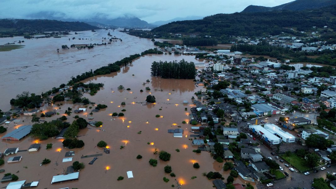 Rio Taquari transbordou e subiu mais de 30 metros alagando dezenas de cidades. Vista aérea da cidade de Encantado, tomada pela enchente, no RS.