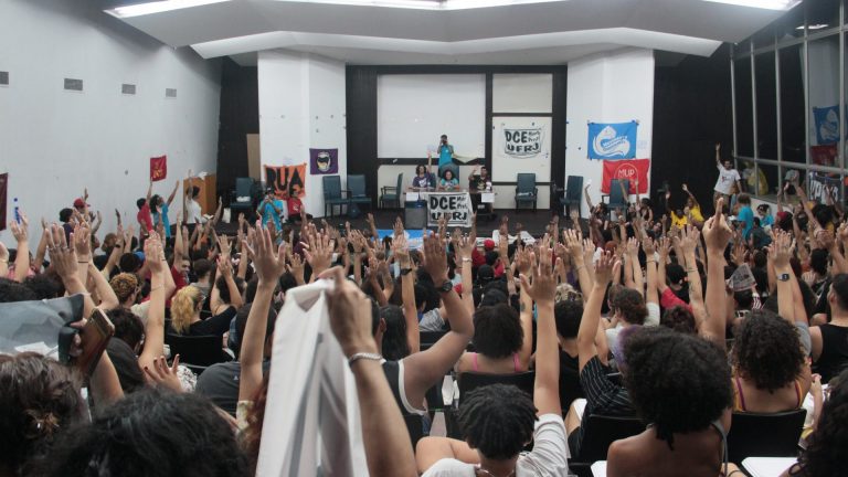 Estudantes da UFRJ entram em greve contra cortes na educação