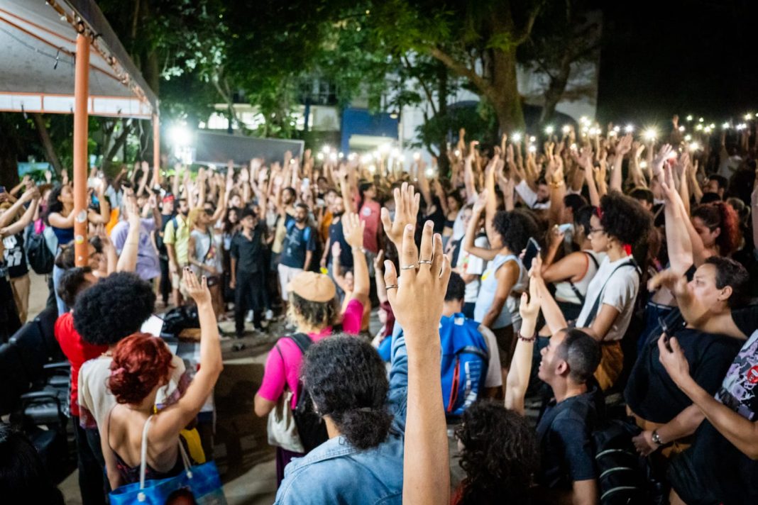 Assembleia estudantil na UNIRIO reuniu alunos de todos os cursos e deflagrou a greve.