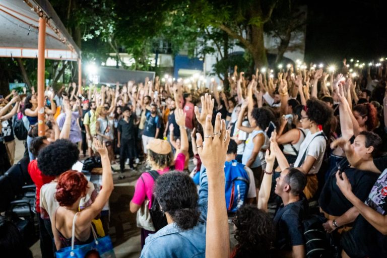 Estudantes da UNIRIO entram em greve contra cortes de verba na educação