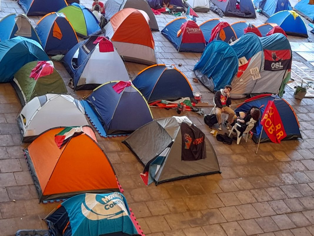 Estudantes da USP iniciam acampamento em solidariedade à Palestina. Movimento Correnteza participa do acampamento.