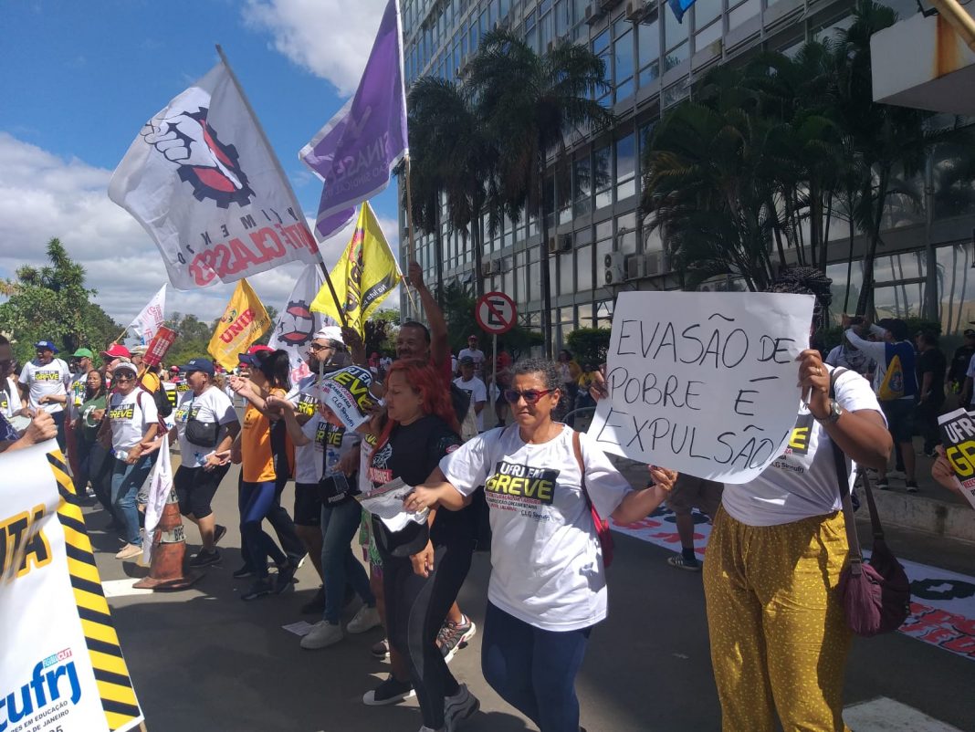 Servidores federais fizeram vigília em frente ao Ministério da Gestão e Inovação durante as negociações da greve. Foto: Elisângela Leite