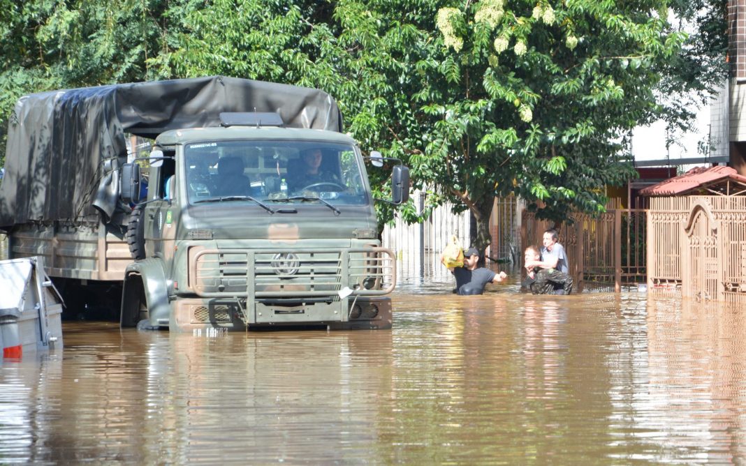 Foto retrata estado de calamidade em enchente no Rio Grande do Sul.