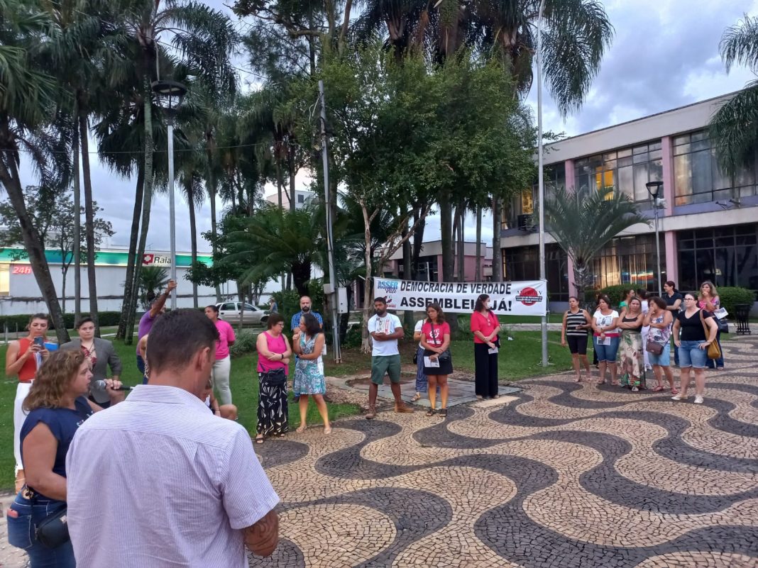 Servidores municipais de Valinhos, em ato, denunciam a não-convocação de assembleias pela direção do sindicato. Foto: MLC - SP
