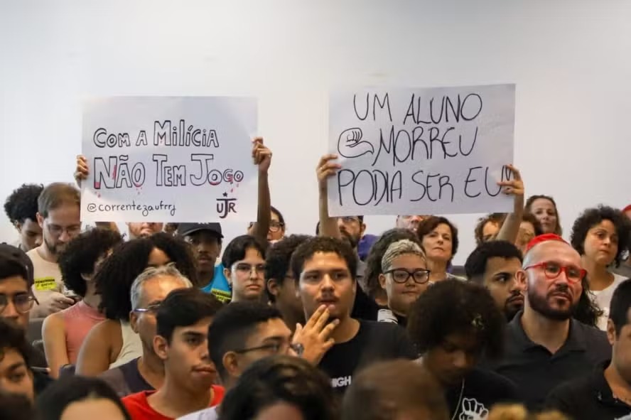 Militantes da UJR e do Movimento Correnteza denunciam a violência na Baixada Fluminense em audiência pública.
