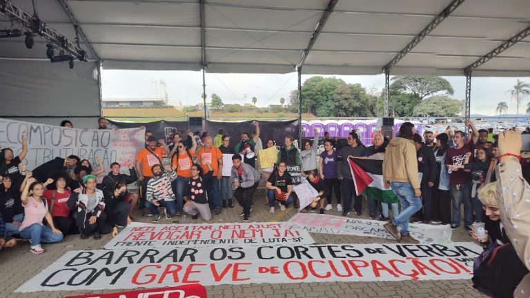 Estudantes e servidores grevistas protestam por recomposição orçamentária