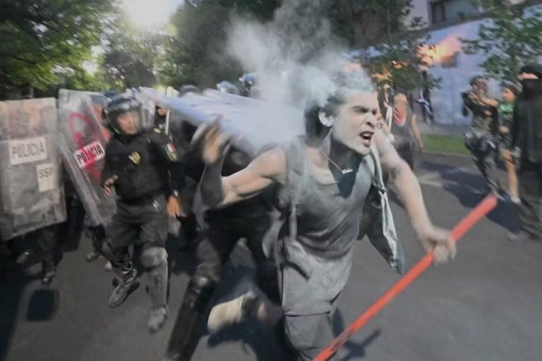 Polícia agride estudantes em ato contra embaixada de Israel no México