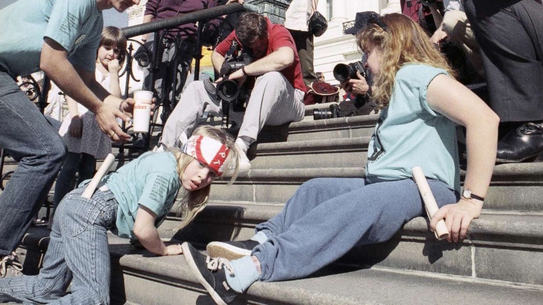 No ano de 1990, manifestantes arrastaram-se nas escadas do Capitólios, nos EUA, para protestar por mais direitos às pessoas com deficiência. Contra o capacitismo.