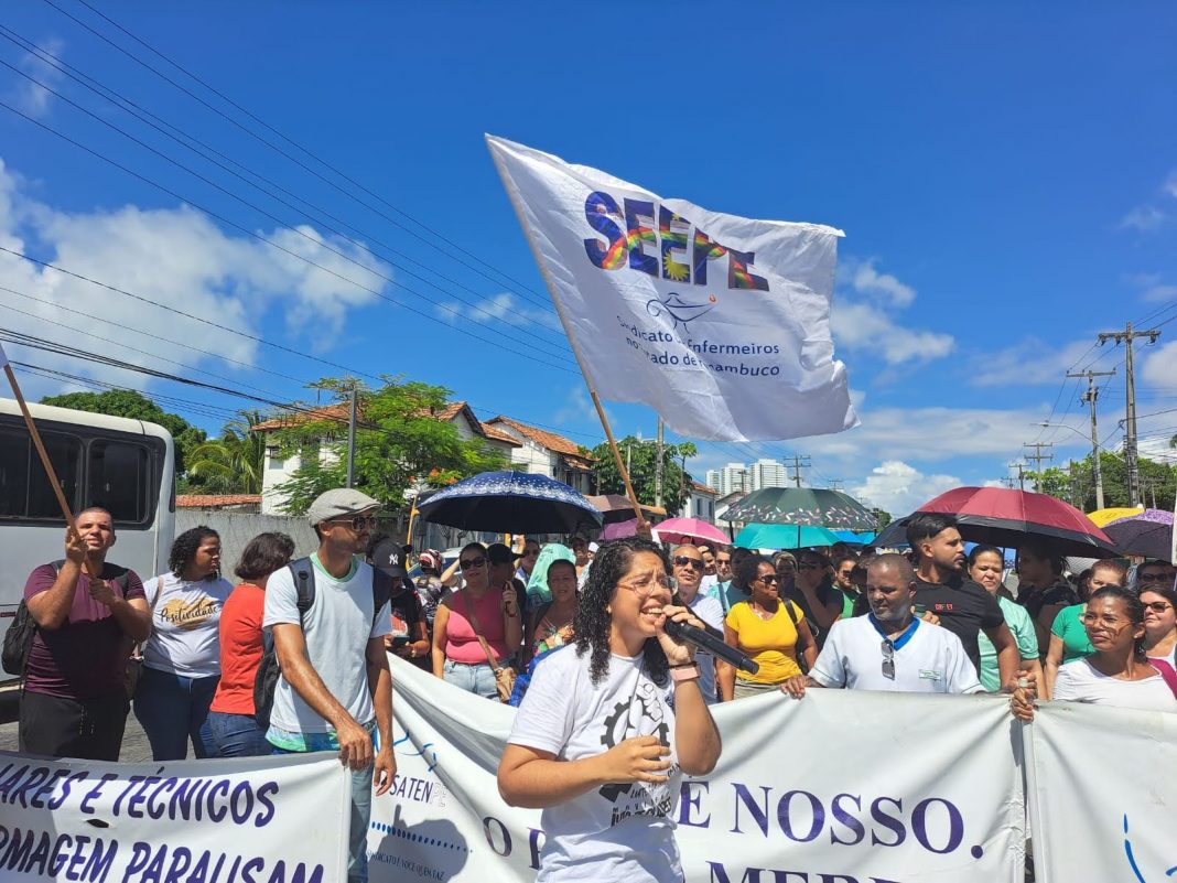 Trabalhadores do Hospital do Câncer de Pernambuco conquistam vitória após a greve. Na foto, Ludmila Outtes no ato em frente ao HCP, mobilizado pelo SEEPE.