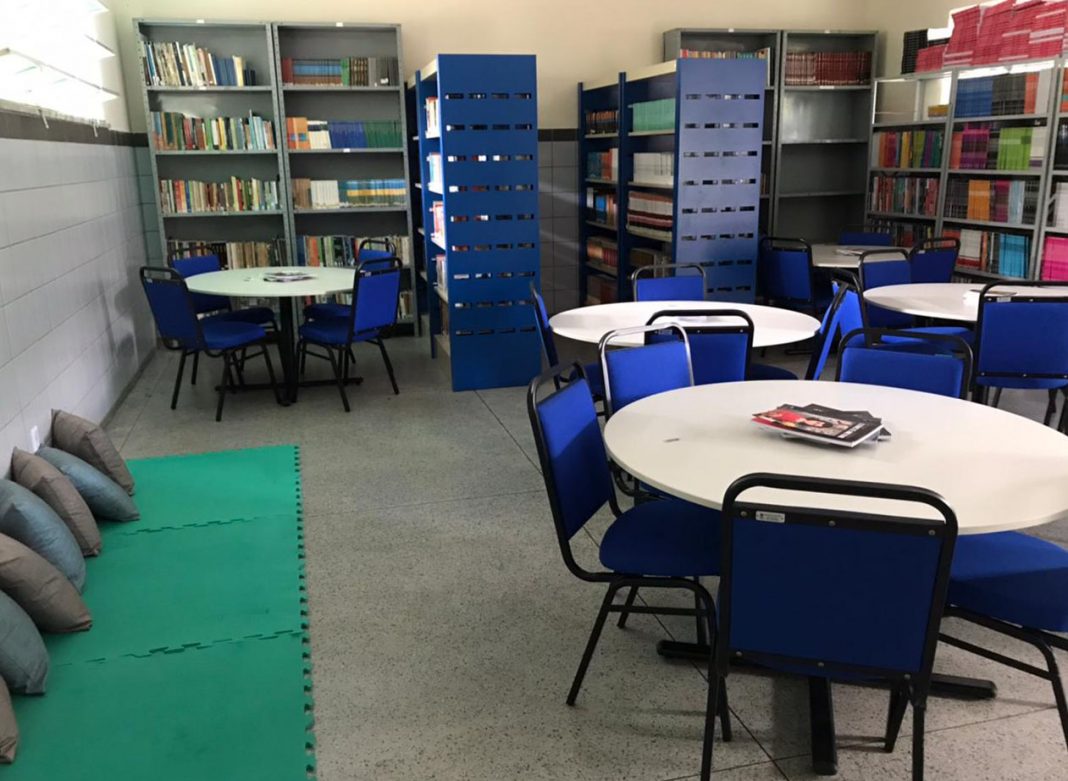 Escolas brasileiras sofrem com a falta de bibliotecas.