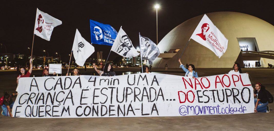 Mulheres estendem faixa contra o PL do Estupro na Esplanada dos Ministérios, em Brasília.