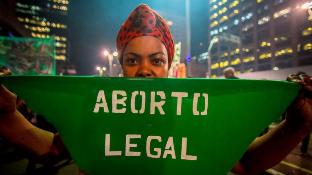 Por que legalizar o aborto no Brasil? Legalizar o aborto é questão de saúde pública.