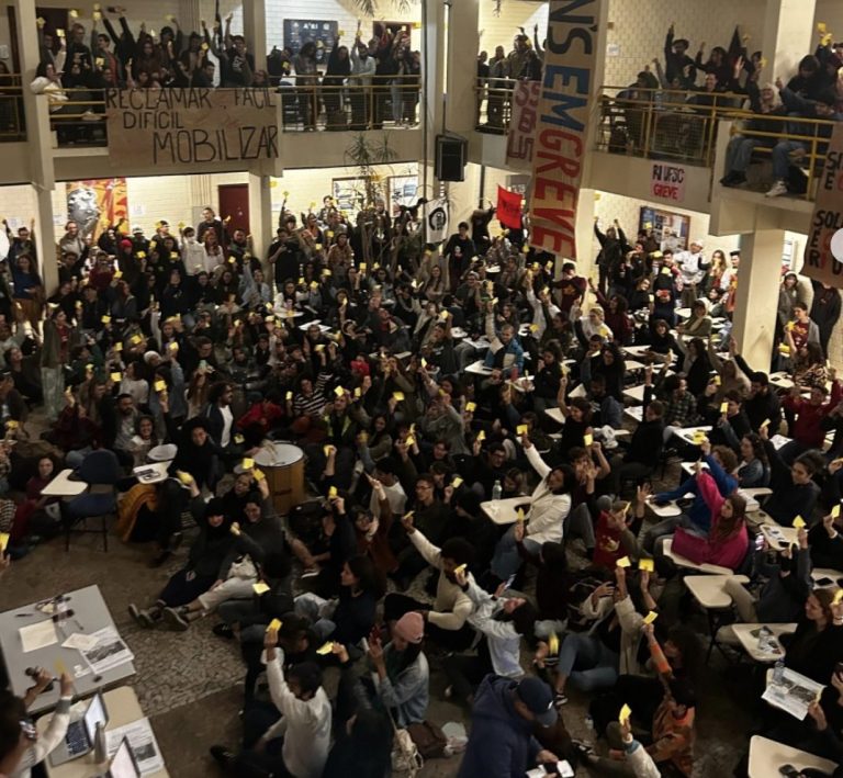 Estudantes de design se mobilizam em apoio à greve da educação federal em todo país