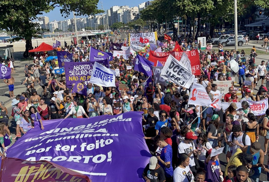 Manifestação das mulheres contra o PL do Estupro em Copacabana.