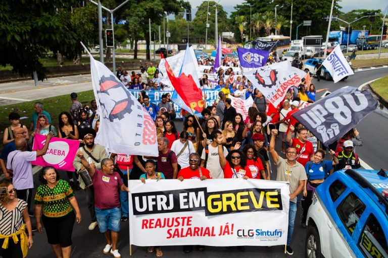 Servidores da educação federal em greve fazem ato no RJ antes de negociação com governo