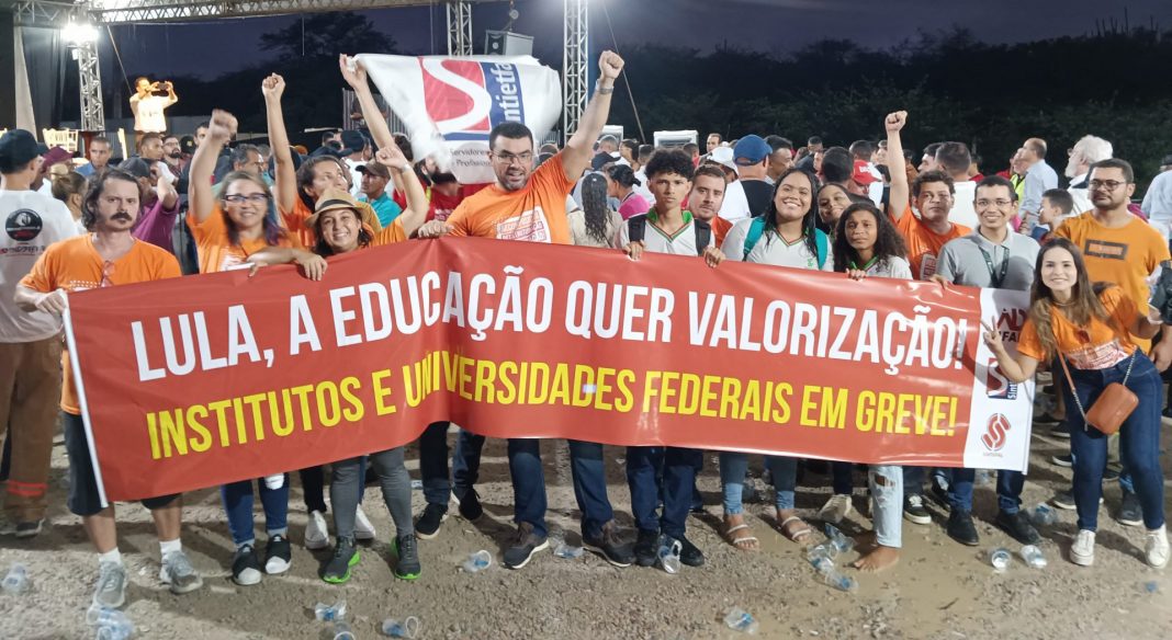 Greve da educação federal avança e ato em Alagoas obriga Lula a se pronunciar. EXEMPLO. Protesto em Alagoas deve se repetir em todo o país para pressionar o Governo.