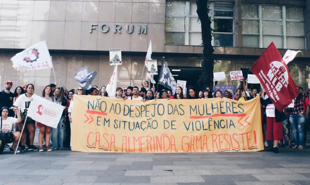 Movimento de Mulheres Olga Benario realiza ato com mais de 100 apoiadores contra despejo da Casa Almerinda Gama