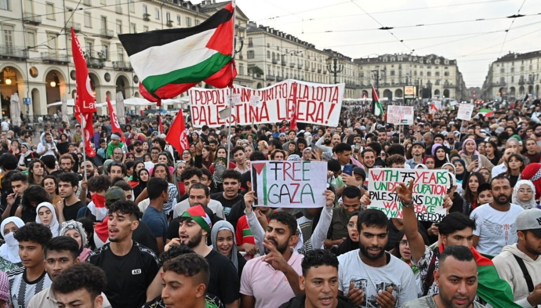 Multidão nas ruas da Itália com faixas e bandeiras em solidariedade à Palestina. Foto: Plataforma Comunista