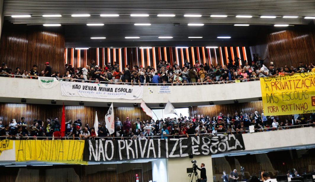 Privatização das escolas no Paraná pode se tornar realidade caso o projeto de lei denunciado pelos manifestantes seja aprovado. Foto: Eduardo Matysiak