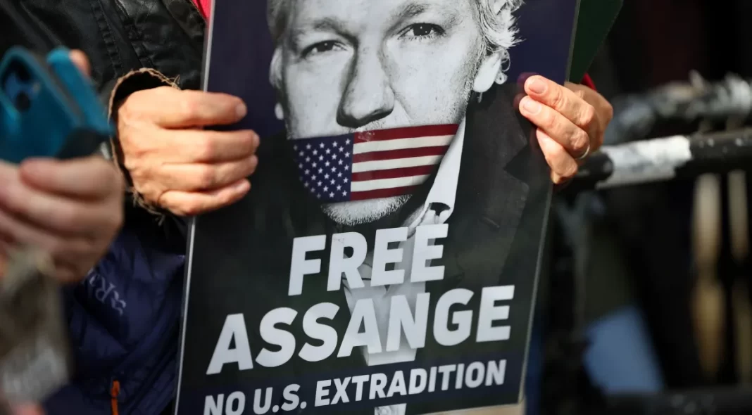 Julian Assange é libertado após 7 anos exílio forçado e 5 anos de prisão.